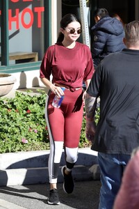 selena-gomez-in-workout-gear-more-pics-12-28-2018-3.jpg