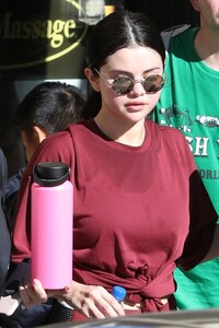 selena-gomez-in-workout-gear-more-pics-12-28-2018-8.jpg