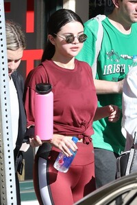 selena-gomez-in-workout-gear-more-pics-12-28-2018-9.jpg