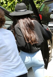 selena-gomez-leaves-friend-s-house-in-hollywood_2.jpg