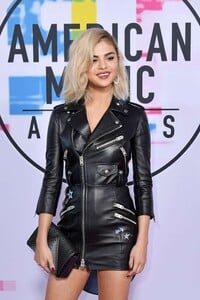 selena_gomez_attends_2017_american_music003.png