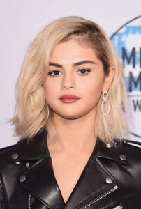 selena_gomez_attends_2017_american_music007.png