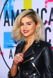 selena_gomez_attends_2017_american_music009.png