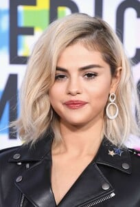 selena_gomez_attends_2017_american_music010.png