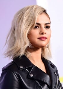 selena_gomez_attends_2017_american_music012.png
