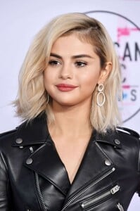 selena_gomez_attends_2017_american_music022.png