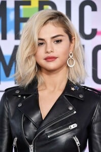 selena_gomez_attends_2017_american_music023.png