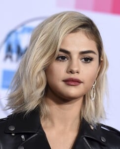 selena_gomez_attends_2017_american_music039.png