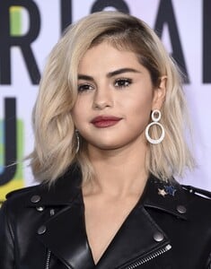selena_gomez_attends_2017_american_music040.png