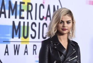 selena_gomez_attends_2017_american_music042.png