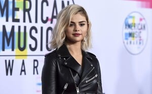 selena_gomez_attends_2017_american_music043.png