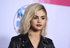 selena_gomez_attends_2017_american_music045.png