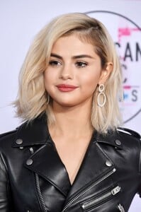 selena_gomez_attends_2017_american_music2002.png