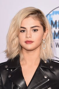 selena_gomez_attends_2017_american_music2021.png