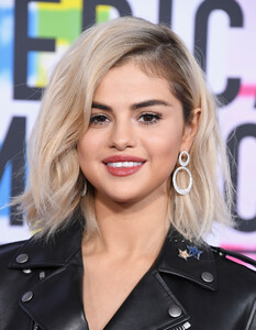 selena_gomez_attends_2017_american_music2027.png