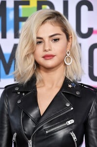selena_gomez_attends_2017_american_music2028.png
