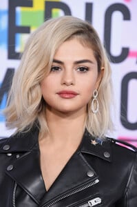 selena_gomez_attends_2017_american_music2031.png