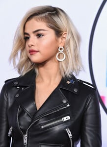 selena_gomez_attends_2017_american_music2032.png