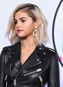 selena_gomez_attends_2017_american_music2032.png