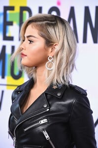 selena_gomez_attends_2017_american_music2035.png