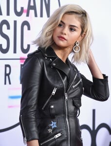 selena_gomez_attends_2017_american_music2036.png