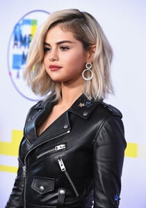 selena_gomez_attends_2017_american_music2037.png