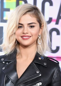 selena_gomez_attends_2017_american_music2038.png