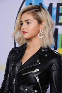 selena_gomez_attends_2017_american_music2040.png