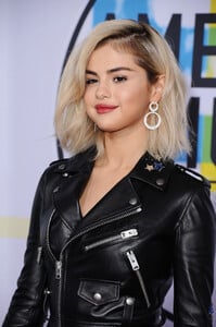 selena_gomez_attends_2017_american_music2041.png