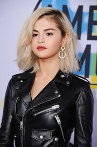 selena_gomez_attends_2017_american_music2042.png