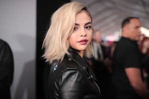 selena_gomez_attends_2017_american_music2046.png