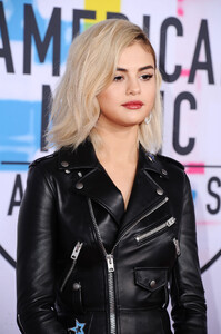 selena_gomez_attends_2017_american_music2049.png