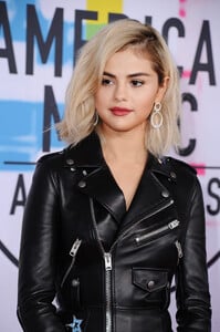 selena_gomez_attends_2017_american_music2050.png
