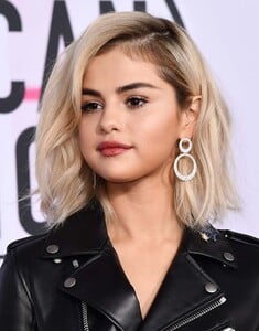 selena_gomez_attends_2017_american_music2060.png