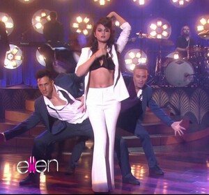 selena_gomez_bra_blazer_ellen9.jpg