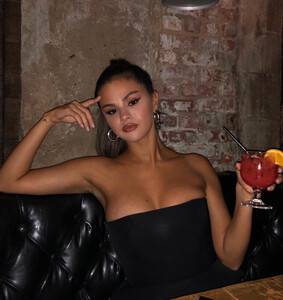 selena_gomez_strapless_drink1.jpg