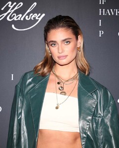 taylor_hill_240452193_379404900359209_7230997844899141233_n.jpg