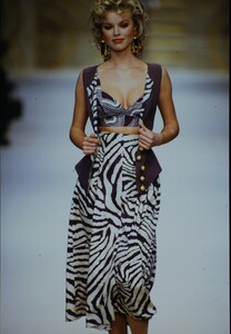 valentino-eva-1.thumb.jpg.725bdc6e67bb2ed4041680ff76ce79e3.jpg