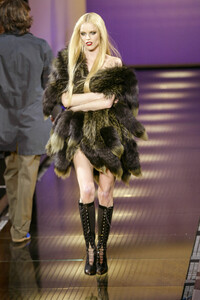 versace-menswear-fw-2003.thumb.jpg.8775085732be2a30fb68bf46cc64b79f.jpg