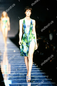 versace-spring-2000-ready-to-wear-runway-show-milan-italy-shutterstock-editorial-10434179fr.jpg