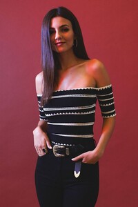 victoria-justice-on-the-set-of-hollywoodlife-photoshoot-august-2017_1.jpg
