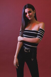 victoria-justice-on-the-set-of-hollywoodlife-photoshoot-august-2017_13.jpg