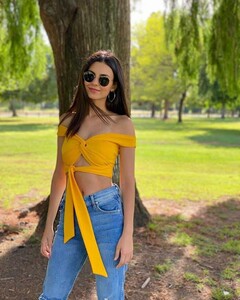 victoria-justice-showing-her-sun-kissed-look-on-social-media-3.jpg