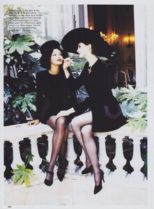von_Unwerth_US_Vogue_September_1993_03.thumb.jpg.9effdea2c2e3dde4e45e263d6e022019.jpg