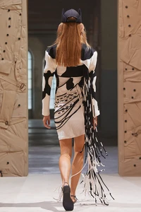 00044-Burberry-Spring-2022-DETAILS-RTW-London-credit-Burberry.thumb.webp.9515dce7f96e244aa2d2cbc08d0d03e7.webp