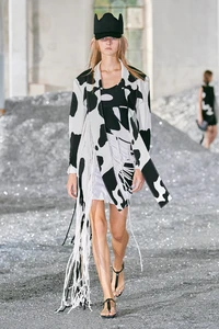 00044-Burberry-Spring-2022-RTW-London-credit-Burberry.thumb.webp.169823c6f4db688da8b512f67a95ba26.webp