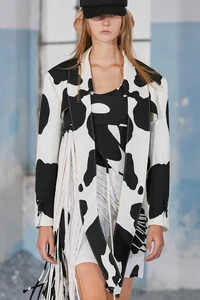 00044b-Burberry-Spring-2022-DETAILS-RTW-London-credit-Burberry.thumb.webp.b56f1567336bd528a118e577c57dc695.webp