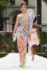 00049-Moschino-RTW-Spring-22-credit-gorunway.thumb.jpg.074cf84fbfa1c01af5b66a7fb065fbf3.jpg