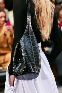 00079-Tory-Burch-Details-Spring-22-rtw-new-york-credit-go-runway.thumb.webp.03f7cd61bc1dc758146df6db95fde2d7.webp