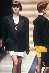 1008930837_Versace1987WomenRTW69.thumb.jpg.b6ee88bef5be4eee7f0e666089f19389.jpg